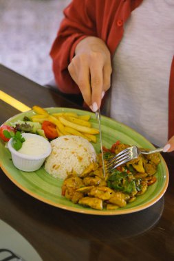 Masada lezzetli tavuk yemeği