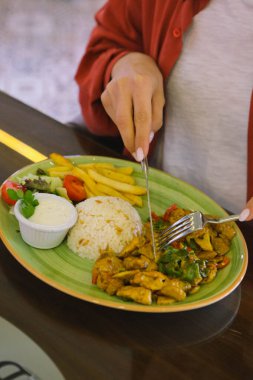 Masada lezzetli tavuk yemeği