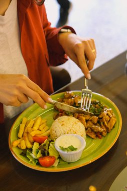 Masada lezzetli tavuk yemeği