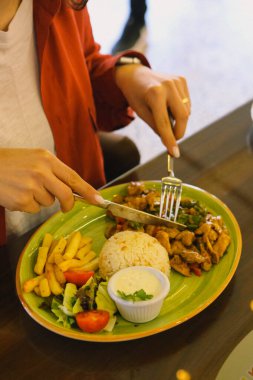 Masada lezzetli tavuk yemeği