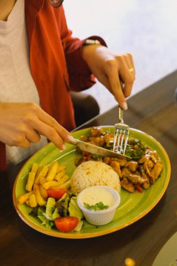 Masada lezzetli tavuk yemeği