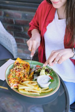 Lezzetli omlet ve kahvaltı tabağı masada..
