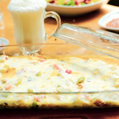 Geleneksel Türk ve Yunan yemek mezesi ve ayran