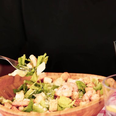 Taze salata tabağı ile karışık yeşillik