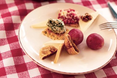 Peynir tabağı, gurme şarap ve peynir tabağı.