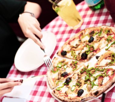 Lezzetli karışık İtalyan pizzası.