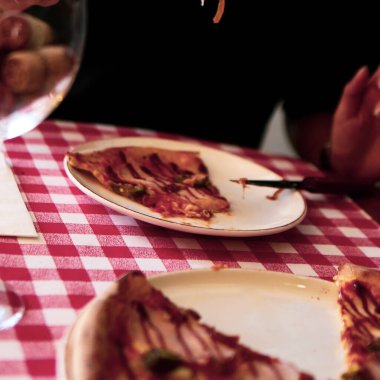 Lezzetli karışık İtalyan pizzası.