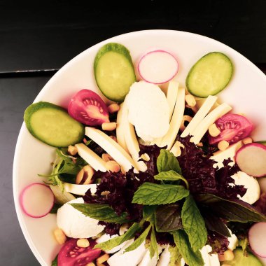 Taze salata tabağı ile karışık yeşillik