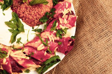 sebze ile süslenmiş Türk Beytide kebap