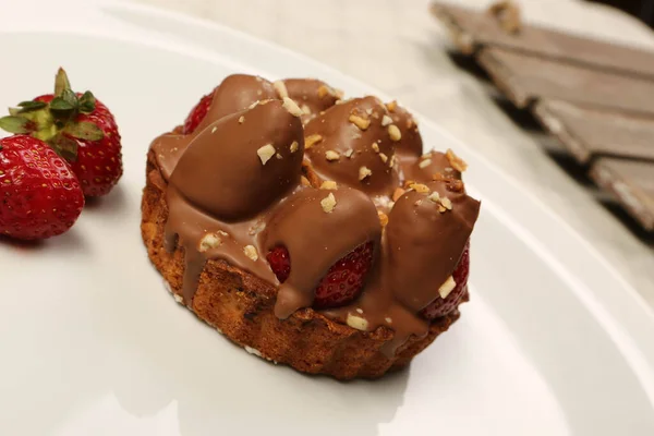 Plateau Avec Délicieux Gâteau Sur Table — Photo