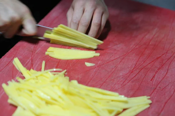 Homem Corta Batatas Para Cozinhar — Fotografia de Stock