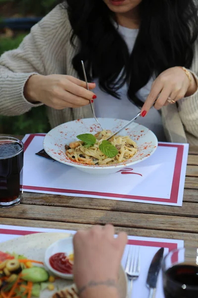 Вкусная Аппетитная Классическая Итальянская Паста Вкусным Соусом — стоковое фото