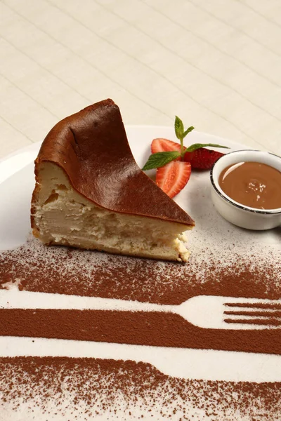 Plateau Avec Délicieux Gâteau Sur Table — Photo