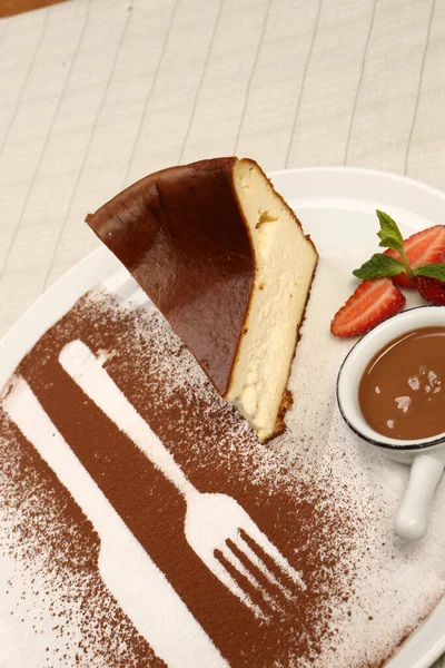 Plateau Avec Délicieux Gâteau Sur Table — Photo