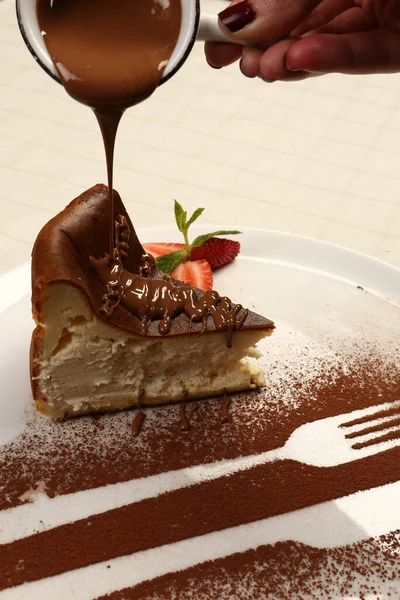 Tabuleiro Com Delicioso Bolo Mesa — Fotografia de Stock