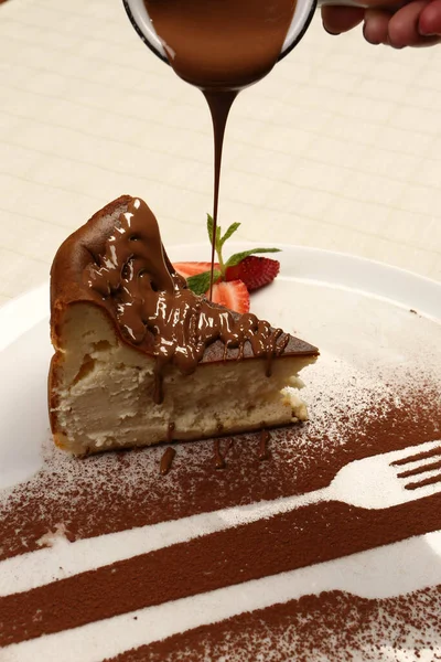 Tavola Con Deliziosa Torta Sul Tavolo — Foto Stock