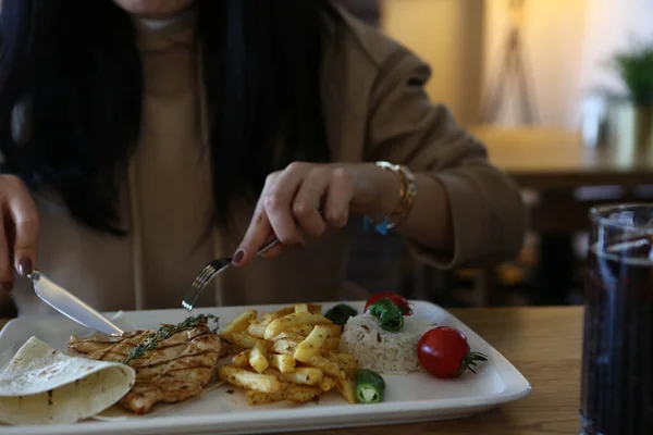 Smaklig Kyckling Måltid Bordet — Stockfoto