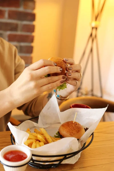 Hamburger Domowej Roboty Świeżymi Warzywami — Zdjęcie stockowe