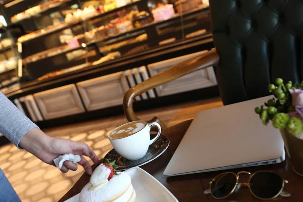 Una Rebanada Delicioso Pastel Una Taza Café — Foto de Stock