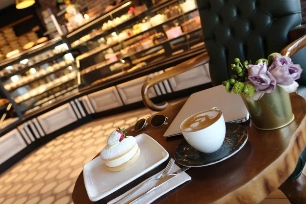 Una Rebanada Delicioso Pastel Una Taza Café —  Fotos de Stock