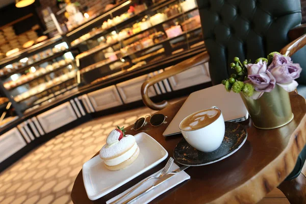 Una Rebanada Delicioso Pastel Una Taza Café —  Fotos de Stock