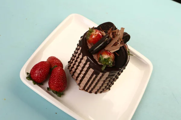 Plateau Avec Délicieux Gâteau Sur Table — Photo