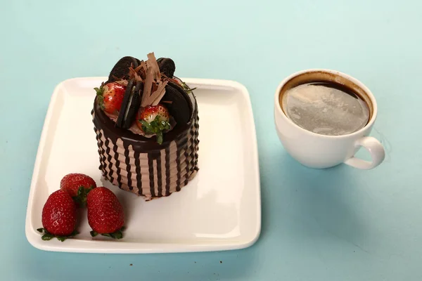 Plateau Avec Délicieux Gâteau Sur Table — Photo