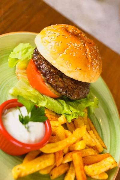 Домашний Гамбургер Свежими Овощами — стоковое фото