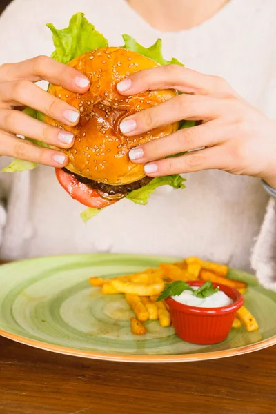 Hemlagad Hamburgare Med Färska Grönsaker — Stockfoto