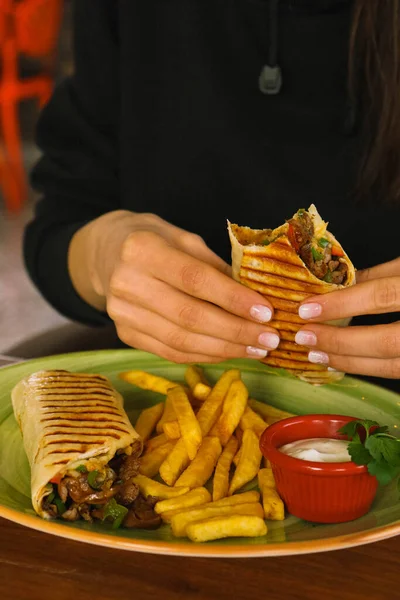 Delicious Grilled Wrap Sandwich — Stock Photo, Image