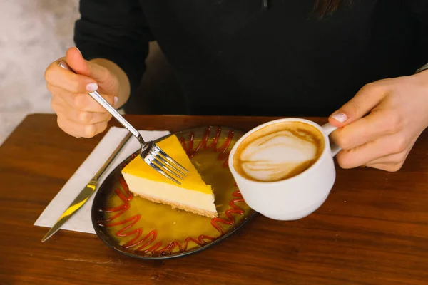 Una Fetta Torta Deliziosa Una Tazza Caffè — Foto Stock