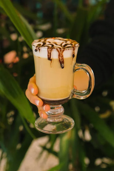 Ijskoffie Met Melk Ijs Koffie Latte Vrouw Met Glazen Kop — Stockfoto