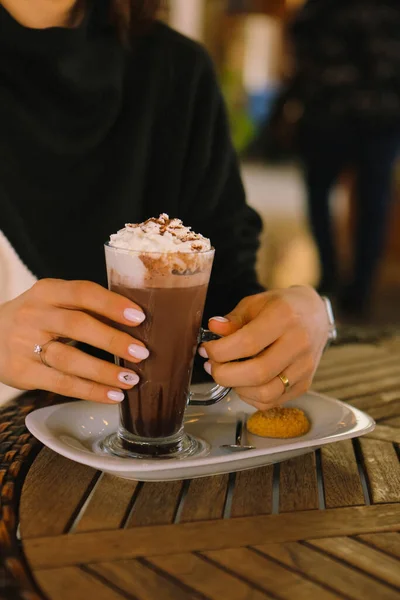 Mrożona Kawa Mlekiem Mrożona Kawa Latte Kobieta Trzymająca Szklaną Filiżankę — Zdjęcie stockowe