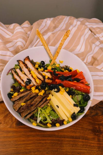Gesunder Salat Mit Walnüssen Und Käse Der Schüssel — Stockfoto