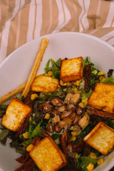 Gesunder Salat Mit Walnüssen Und Käse Der Schüssel — Stockfoto
