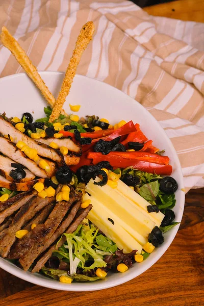 Gesunder Salat Mit Walnüssen Und Käse Der Schüssel — Stockfoto