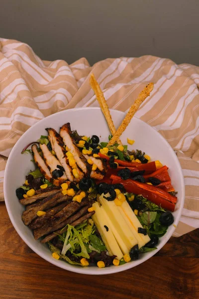 Insalata Sana Con Noce Formaggio Nella Ciotola — Foto Stock