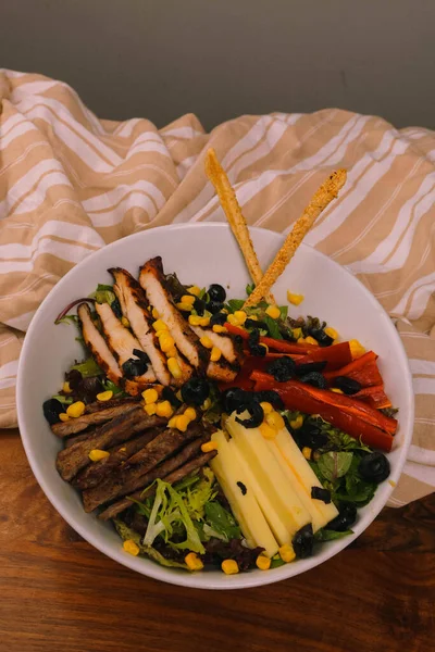 Gesunder Salat Mit Walnüssen Und Käse Der Schüssel — Stockfoto