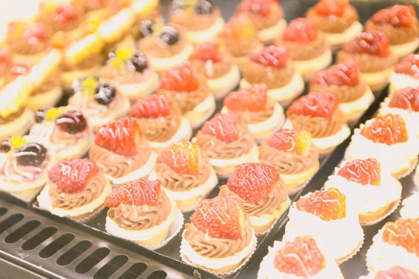 Tabuleiro Com Delicioso Bolo Mesa — Fotografia de Stock