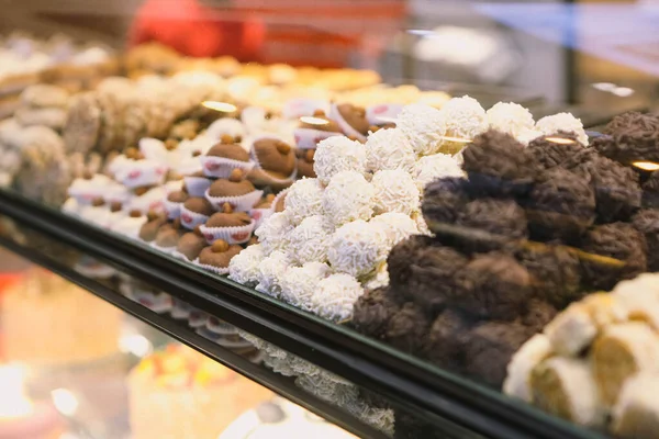 各種クッキーのグループ チョコレートチップ オートミールレーズン ホワイトチョコレート — ストック写真