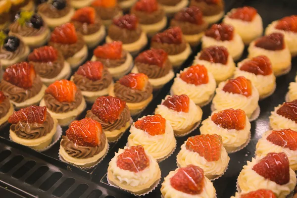 Tavola Con Deliziosa Torta Sul Tavolo — Foto Stock