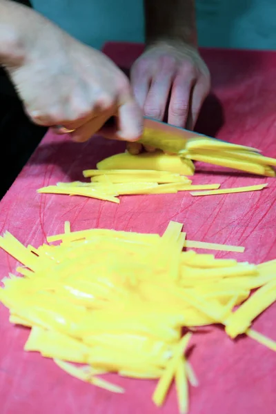 Hombre Corta Las Papas Para Cocinar — Foto de Stock