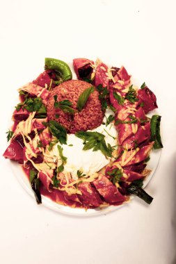 sebze ile süslenmiş Türk Beytide kebap