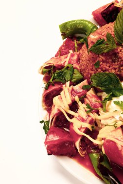 sebze ile süslenmiş Türk Beytide kebap