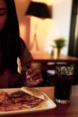 Soslu tavuk kanadı ve lezzetli sebzeler..