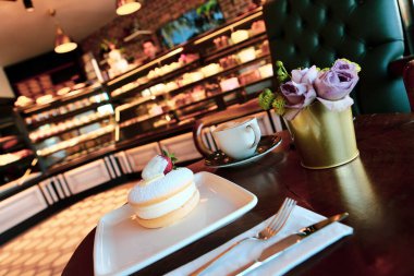 Bir dilim lezzetli kek ve bir fincan kahve.