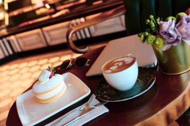 Bir dilim lezzetli kek ve bir fincan kahve.