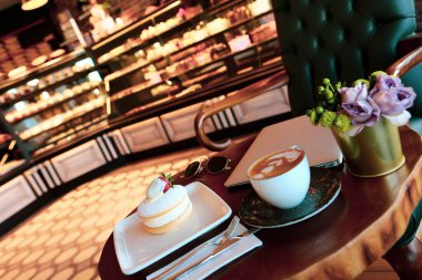 Bir dilim lezzetli kek ve bir fincan kahve.