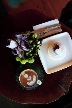 Bir dilim lezzetli kek ve bir fincan kahve.