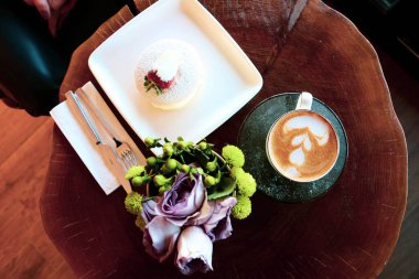 Bir dilim lezzetli kek ve bir fincan kahve.